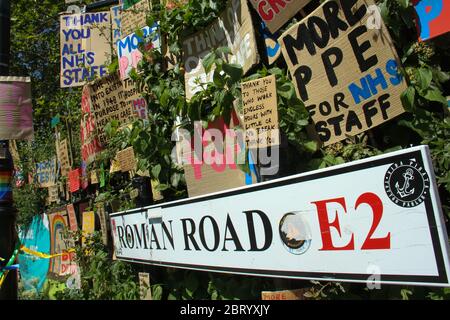 Roman Road, Londra - 22 maggio 2020: Cartelli fatti in casa in omaggio al personale dell'NHS, agli operatori sanitari e ai lavoratori chiave distaccati all'ingresso di Mile End Park, East London. Si chiede alle persone di 'allertare?, poiché le misure di blocco del coronavirus sono state parzialmente attenuate in Inghilterra. Foto: David Mbiyu/ Alamy Live News Foto Stock