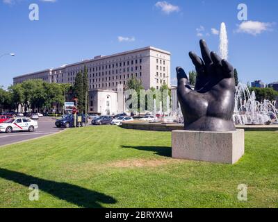 La mano de Fernando Botero junto a los Nuevos Ministerios. Madrid. España Foto Stock