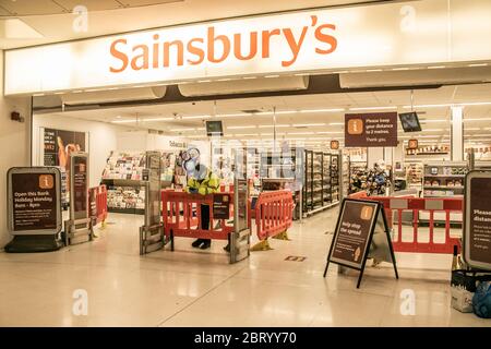 FULHAM LONDON, REGNO UNITO. 22 maggio 2020. Una filiale di Sainsbury a Fulham Broadway con cartelli di distanza sociale che chiedono agli acquirenti di mantenere la loro distanza a 2 metri per fermare la diffusione del coronavirus covid-19. Credit: amer Ghazzal/Alamy Live News Foto Stock