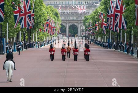 Preparazione della Major Generals Review, 3 giugno 2017, fotografata dal Queen Victoria Memorial, Londra, Regno Unito Foto Stock