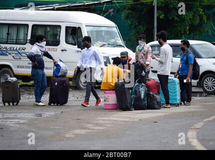 Guwahati, Assam, India. 22 maggio 2020. Persone provenienti da vari stati aspettano il loro screening dopo essere arrivate in un centro di quarantena per trascorrere 14 giorni obbligatori di quarantena, durante il periodo di chiusura COVID-19 in corso, a Guwahati. Credit: David Talukdar/ZUMA Wire/Alamy Live News Foto Stock