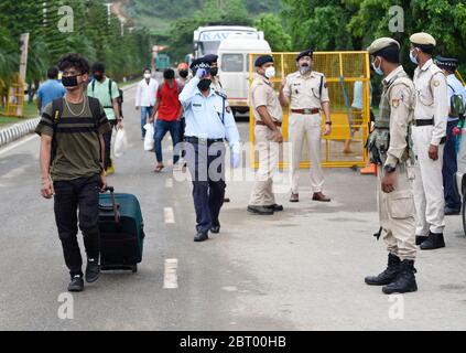 Guwahati, Assam, India. 22 maggio 2020. Persone provenienti da vari stati aspettano il loro screening dopo essere arrivate in un centro di quarantena per trascorrere 14 giorni obbligatori di quarantena, durante il periodo di chiusura COVID-19 in corso, a Guwahati. Credit: David Talukdar/ZUMA Wire/Alamy Live News Foto Stock