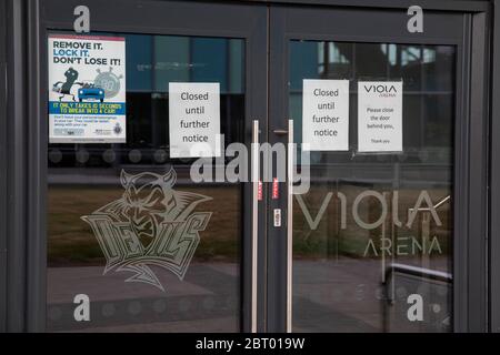 L'ingresso della Viola Arena, sede della squadra di hockey su ghiaccio Cardiff Devils, durante il blocco del coronavirus, maggio 2020. Foto Stock