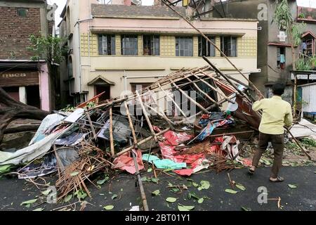 Kolkata, India. 21 Maggio 2020. Dopo il devastante super ciclone "Amphan", almeno 80 persone sono morte nel Bengala occidentale, come da governo dello stato. Minimo 5,000 alberi sradicati e 2,500 alberi nel lago salato a Kolkata, India il 21 maggio 2020. Mobile, Internet connettività e acqua e alimentazione ostacolato dopo il ciclo cena. NDRF/polizia/Disaster Management Team che lavora insieme per ripristinare la città. PM modi visiterà e incontrerà il capo ministro oggi. (Foto di Sudipta Pan/Pacific Press/Sipa USA) Credit: Sipa USA/Alamy Live News Foto Stock