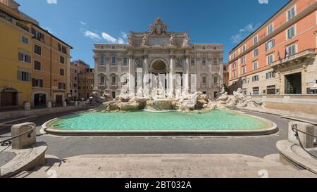 Roma, Italia -19 maggio 2020: La famosa fontana di Trevi è vuota a seguito del crollo turistico in Italia dopo il confine e il viaggio ba Foto Stock