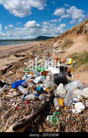 Spazzatura sulla spiaggia di Largo Bay a Dumbarnie in Fife, Scozia, Regno Unito Foto Stock