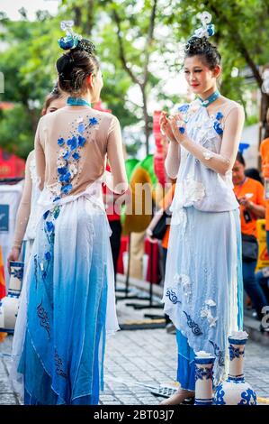 Ballerini e artisti cinesi si preparano per lo spettacolo di Capodanno cinese a Siam Sq, Bangkok City, Thailandia. Foto Stock