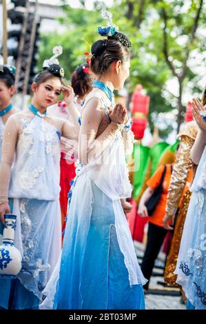 Ballerini e artisti cinesi si preparano per lo spettacolo di Capodanno cinese a Siam Sq, Bangkok City, Thailandia. Foto Stock