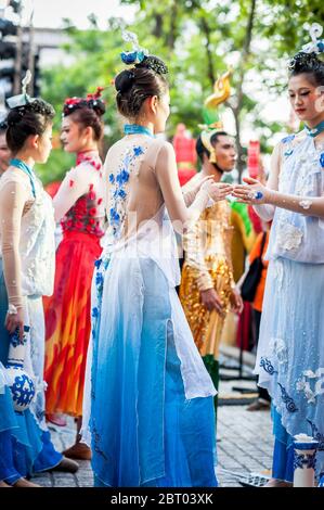 Ballerini e artisti cinesi si preparano per lo spettacolo di Capodanno cinese a Siam Sq, Bangkok City, Thailandia. Foto Stock