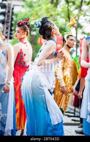 Ballerini e artisti cinesi si preparano per lo spettacolo di Capodanno cinese a Siam Sq, Bangkok City, Thailandia. Foto Stock