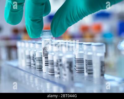 Tecnici di laboratorio che eseguono il test di campioni di DNA umano per individuare potenziali virus, incluse pandemie e Covid-19 in laboratorio. Foto Stock