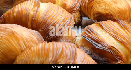 Dessert tipico della città di Napoli in Italia chiamato SFOGLIATELLE in vendita Foto Stock