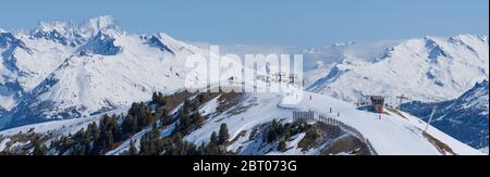 Panorama delle Grandes Jorasses (a sinistra), parte del massiccio del Monte Bianco, visto dall'alto Belle Plagne nelle alpi della Savoia, Francia Foto Stock