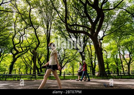 Visitatori mascherati di Central Park a New York sabato 16 maggio 2020 . (© Richard B. Levine) Foto Stock