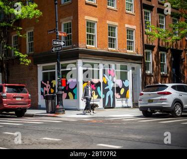 Un negozio chiuso a bordo nel quartiere Meatpacking a New York, decorato dal distrt di miglioramento aziendale giovedì 14 maggio 2020. (© Richard B. Levine) Foto Stock