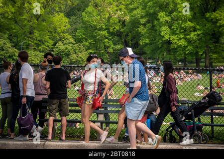 Visitatori fuori dal Sheep Meadow nel Central Park di New York sabato 16 maggio 2020. (© Richard B. Levine) Foto Stock