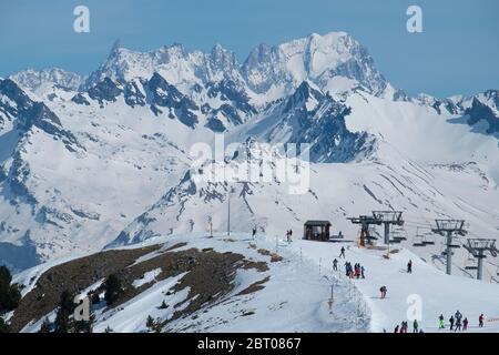 Le montagne Grandes Jorasses, parte del massiccio del Monte Bianco, visto dall'alto Belle Plagne nelle alpi della Savoia, Francia Foto Stock