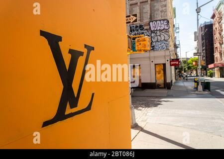 Chiuso e imbarcato su Louis Vuitton store nel quartiere Soho di New York domenica 17 maggio 2020. (© Richard B. Levine) Foto Stock