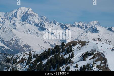 Le montagne Grandes Jorasses, parte del massiccio del Monte Bianco, visto dall'alto Belle Plagne nelle alpi della Savoia, Francia Foto Stock