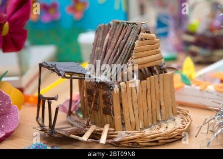 piccola casa decorativa in legno simmetria cornice sfondo oggetto . Una piccola casa fatta di paglia di legno. Azerbaigian Baku . 17.05.2020 . Foto Stock