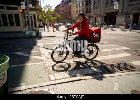 Un addetto alla consegna GrubHub a Greenwich Village a New York domenica 17 maggio 2020. (© Richard B. Levine) Foto Stock