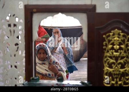 Lahore, Pakistan. 21 Maggio 2020. I devoti religiosi pakistani arrivarono al santuario di Sufi Saint Hazrat Ali Bin Usman, conosciuto popolarmente come Data Ganj Bakhsh, poiché a causa dell'epidemia di coronavirus, la brillantezza fu chiusa dall'amministrazione pubblica dopo che il governo annunciò la riapertura di tutti i santuari con i SOP a Lahore, in Pakistan, il 21 maggio 2020. Attivisti di Tahafuz Namoos Risalat Mahaz wa Tanzeem Ahle-Sunnat sono presenti al Santuario di Hazrat Data Ali Hajvari. (Foto di Rana Sajid Hussain/Pacific Press/Sipa USA) Credit: Sipa USA/Alamy Live News Foto Stock