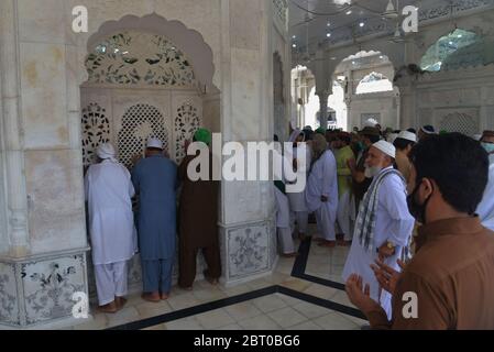 Lahore, Pakistan. 21 Maggio 2020. I devoti religiosi pakistani arrivarono al santuario di Sufi Saint Hazrat Ali Bin Usman, conosciuto popolarmente come Data Ganj Bakhsh, poiché a causa dell'epidemia di coronavirus, la brillantezza fu chiusa dall'amministrazione pubblica dopo che il governo annunciò la riapertura di tutti i santuari con i SOP a Lahore, in Pakistan, il 21 maggio 2020. Attivisti di Tahafuz Namoos Risalat Mahaz wa Tanzeem Ahle-Sunnat sono presenti al Santuario di Hazrat Data Ali Hajvari. (Foto di Rana Sajid Hussain/Pacific Press/Sipa USA) Credit: Sipa USA/Alamy Live News Foto Stock