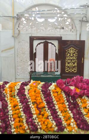 Lahore, Pakistan. 21 Maggio 2020. I devoti religiosi pakistani arrivarono al santuario di Sufi Saint Hazrat Ali Bin Usman, conosciuto popolarmente come Data Ganj Bakhsh, poiché a causa dell'epidemia di coronavirus, la brillantezza fu chiusa dall'amministrazione pubblica dopo che il governo annunciò la riapertura di tutti i santuari con i SOP a Lahore, in Pakistan, il 21 maggio 2020. Attivisti di Tahafuz Namoos Risalat Mahaz wa Tanzeem Ahle-Sunnat sono presenti al Santuario di Hazrat Data Ali Hajvari. (Foto di Rana Sajid Hussain/Pacific Press/Sipa USA) Credit: Sipa USA/Alamy Live News Foto Stock