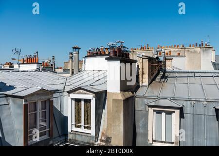 Tetti delle case a Parigi con Chimneys. Foto Stock