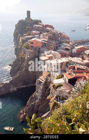 In Italia le Cinque Terre: a piedi il sentiero azzurro tra Corniglia e Vernazza. Guardando verso il basso sulla città di Vernazza. Foto Stock