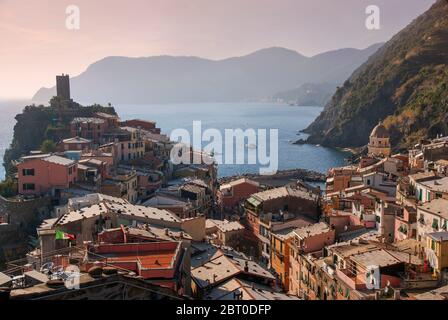 In Italia le Cinque Terre: a piedi il sentiero azzurro tra Corniglia e Vernazza. Guardando verso il basso sulla città di Vernazza. Foto Stock