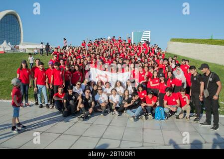 Festa dei bambini . Nel parco del centro di Heydar Aliyev. Si stanno preparando a leggere l'inno nazionale dell'Azerbaigian . Un programma volontario per studenti. Il Foto Stock