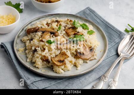 Un piatto di cucina italiana - risotto di riso e funghi. Foto Stock