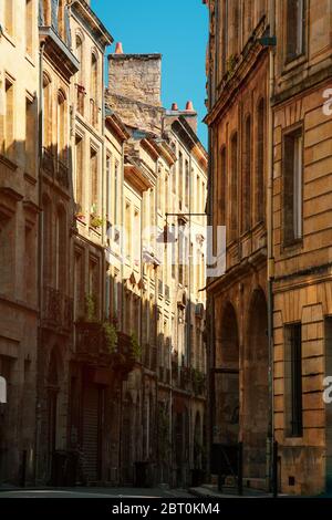 Vista sulla strada della città vecchia di bordeaux, Francia, edifici tipici della regione, parte del patrimonio mondiale dell'unesco Foto Stock