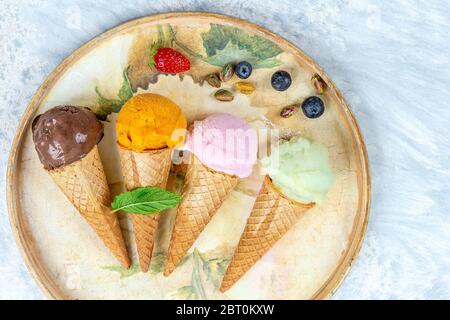 Cioccolato, mango, zucchero filato e il gelato al limone in coni. Foto Stock