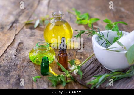 Mortaio con fiori freschi e olio essenziale isolato. Foto Stock