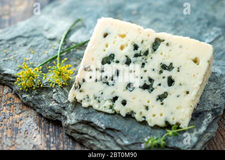 Blu francese formaggio Roquefort, fatta dal latte di pecora in grotte di Roquefort-sur-Soulzon in pietra grigia. Foto Stock