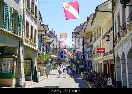 Via dello shopping colorata, Obere Hauptstrasse a Thun, Berna, Svizzera. Foto Stock