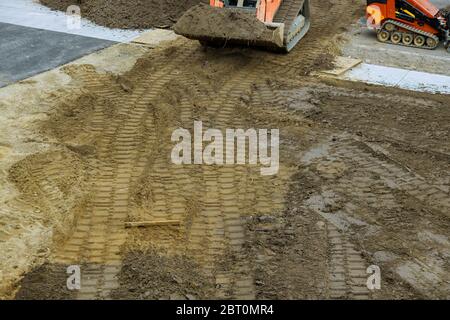 Costruzione bulldozer livellamento e movimento terreno lavori di architettura paesaggistica sul movimento terra Foto Stock