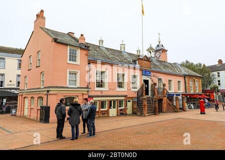 Il vecchio municipio, ora il Centro di informazione Turistica della città, nel centro di Carlisle, Cumbria, Inghilterra, Regno Unito Foto Stock