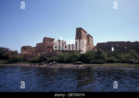 Il complesso del tempio di file nel bacino idrico della diga di Assuan Low, Egitto, Nord Africa Foto Stock