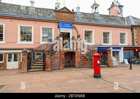Il vecchio municipio, ora il Centro di informazione Turistica della città, nel centro di Carlisle, Cumbria, Inghilterra, Regno Unito Foto Stock