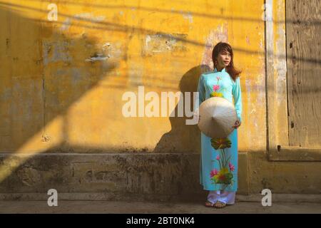 Bella ragazza vietnamita in abito tradizionale (ao dai). Ao dai è famoso costume tradizionale per la donna in Vietnam. Foto Stock