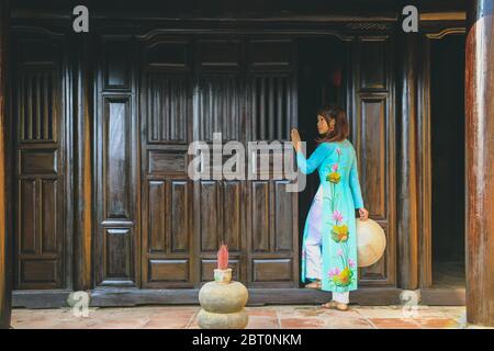 Bella ragazza vietnamita in abito tradizionale (ao dai). Ao dai è famoso costume tradizionale per la donna in Vietnam. Foto Stock