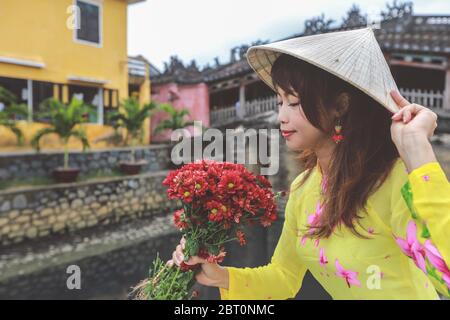 Hoi An, Vietnam - 7 febbraio 2018 : Vecchia casa ristrutturata in un ristorante a Hoi An antica città al tramonto, Hoi An è uno dei più popolari destin Foto Stock