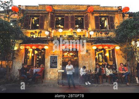 Hoi An, Vietnam - 7 febbraio 2018 : Vecchia casa ristrutturata in un ristorante a Hoi An antica città al tramonto, Hoi An è uno dei più popolari destin Foto Stock