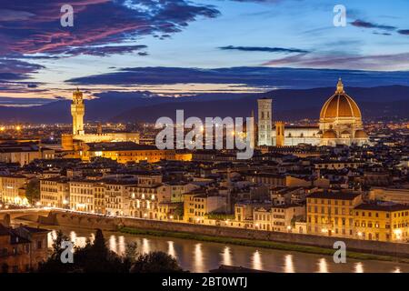 Le torri di Palazzo Vecchio e del Duomo di Firenze si ergono in alto sulla città rinascimentale di Firenze, Toscana, Italia Foto Stock