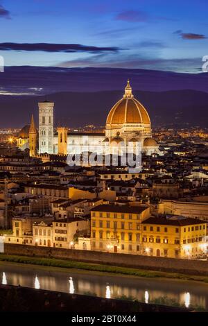 Il Duomo di Firenze si erge sulla città rinascimentale di Firenze, Toscana, Italia Foto Stock