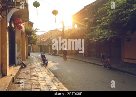 Bella mattina presto in strada in Hoi An antica città Foto Stock