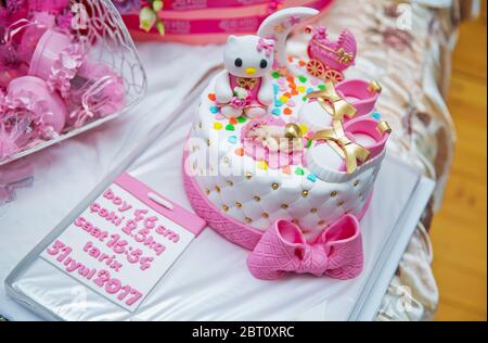 Torta di compleanno del bambino di colore rosa e bianco. Torta di compleanno del ragazzo del neonato . Scarpe per bambini . È una torta dell'acquazzone del bambino del ragazzo. Foto Stock